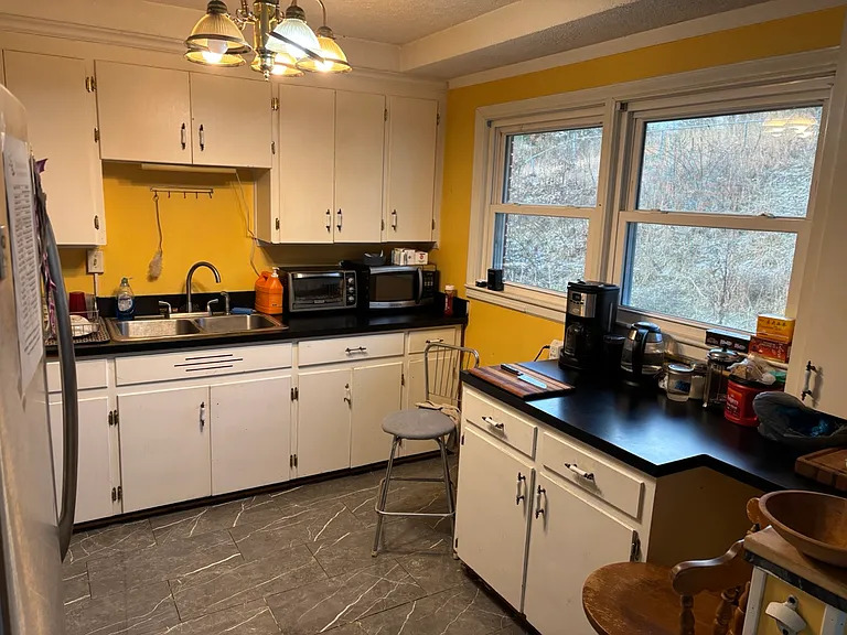 Nice Ranch House with Mountain Views close to Transit and Haywood Rd